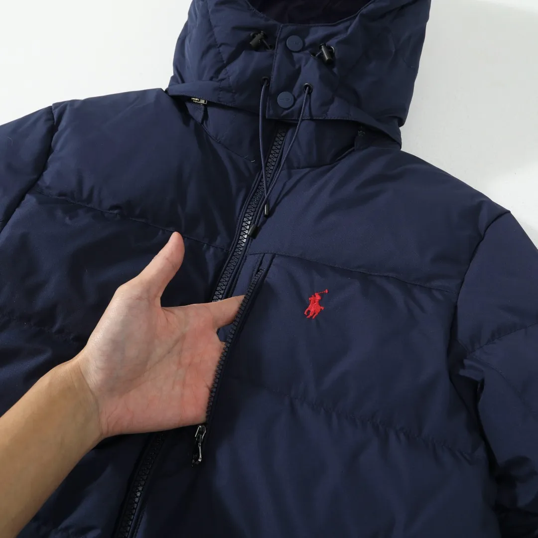 P660 #R54 Ralph Lauren/Ralph Lauren hooded down jacket (top quality, feel free to compare), using imported Barudan embroidery machine, carefully crafted with thousands of needles electric embroidery technology. Imported No. 7 needles and special embroidery thread ensure that every letter of the polo logo is full, three-dimensional and clear, creating the "most expensive embroidery logo" that can be called a work of art. Top-notch velvet core, luxurious warmth. Filled with national standard 80% high-quality white duck down, bringing excellent thermal insulation performance. At the same time, it is lightweight and can quickly regain its fluffiness after compression, bringing you a warm embrace without burden and resisting the harsh winter. Technical fabrics, no fear of wind and snow •Long-lasting fluffy and shape-retaining: High-quality filling ensures that the down jacket is not easy to stiffen and keeps you warm for a long time. •Strict anti-velvet technology: Using 400T gall fabric with pinhole retraction technology, it fundamentally eliminates the phenomenon of velvet leakage and makes wearing more secure. •All-round protective experience: Windproof and waterproof matte fabric, combined with an adjustable hem with a built-in drawstring buckle, can effectively lock in temperature and cold, and cope with changeable weather. Perfect details, creating a classic •Original electroplated YK zipper, smooth and durable, with brand texture highlighted in every detail. •Detachable hood design, one garment can be worn multiple times to meet different occasions and outfit needs. •Original hangtag and washed label, quality guaranteed. Five colors come together for couples to enjoy together: black is cool, beige is gentle, navy is calm, khaki is retro, and green is fresh. Available in five colors, the same style for men and women, it can be worn perfectly as a couple's outfit or a personalized item, becoming an indispensable fashion equipment on the streets in winter. Color: black, khaki, navy blue, army green, beige Size: S M L 66 67